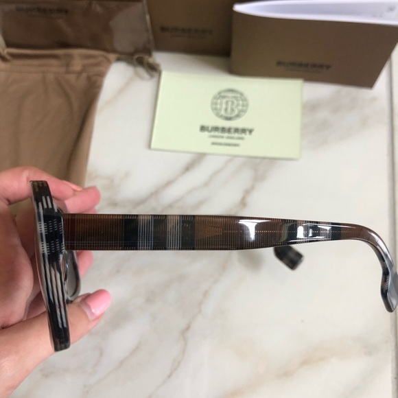 🔥NEW BURBERRY SUNGLASSES 🔥 - Picture 13 of 13